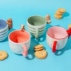 Mug peeking Lobster