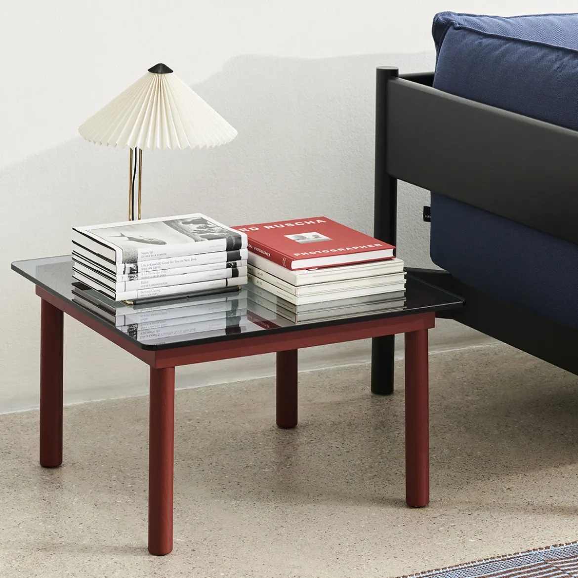 Table basse Kofi Chêne Massif Rouge Grange & Verre Clair - l 80 x L 80 x h 36 cm