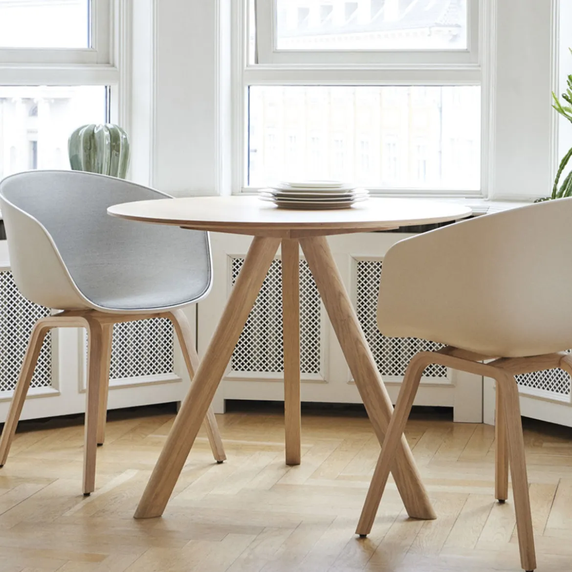 Table CPH20 Ronde Chêne huilé mat & Linoleum - Crème